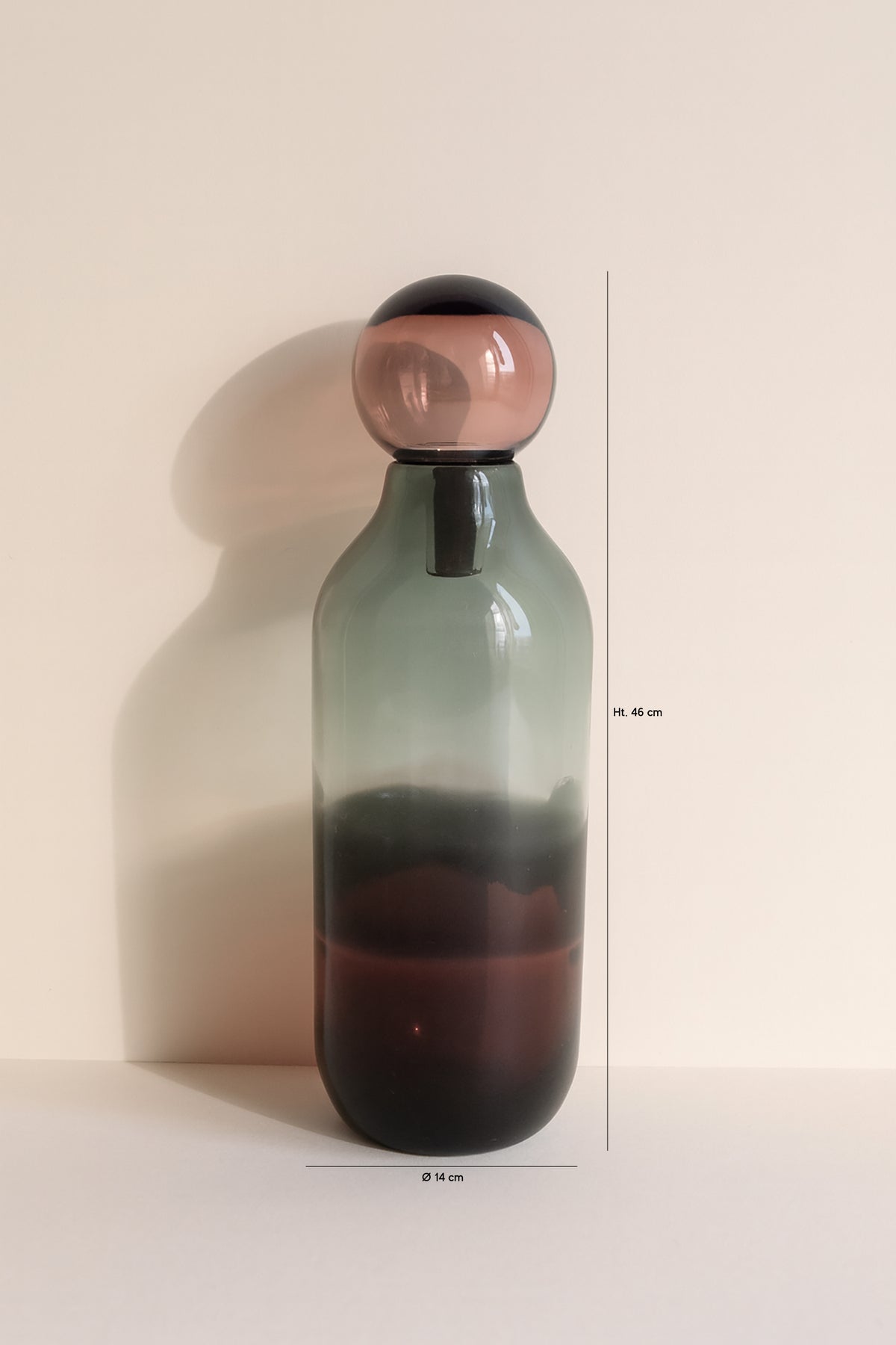 Dimensions Majesty - Vase en verre soufflé gris avec bouchon bordeaux
