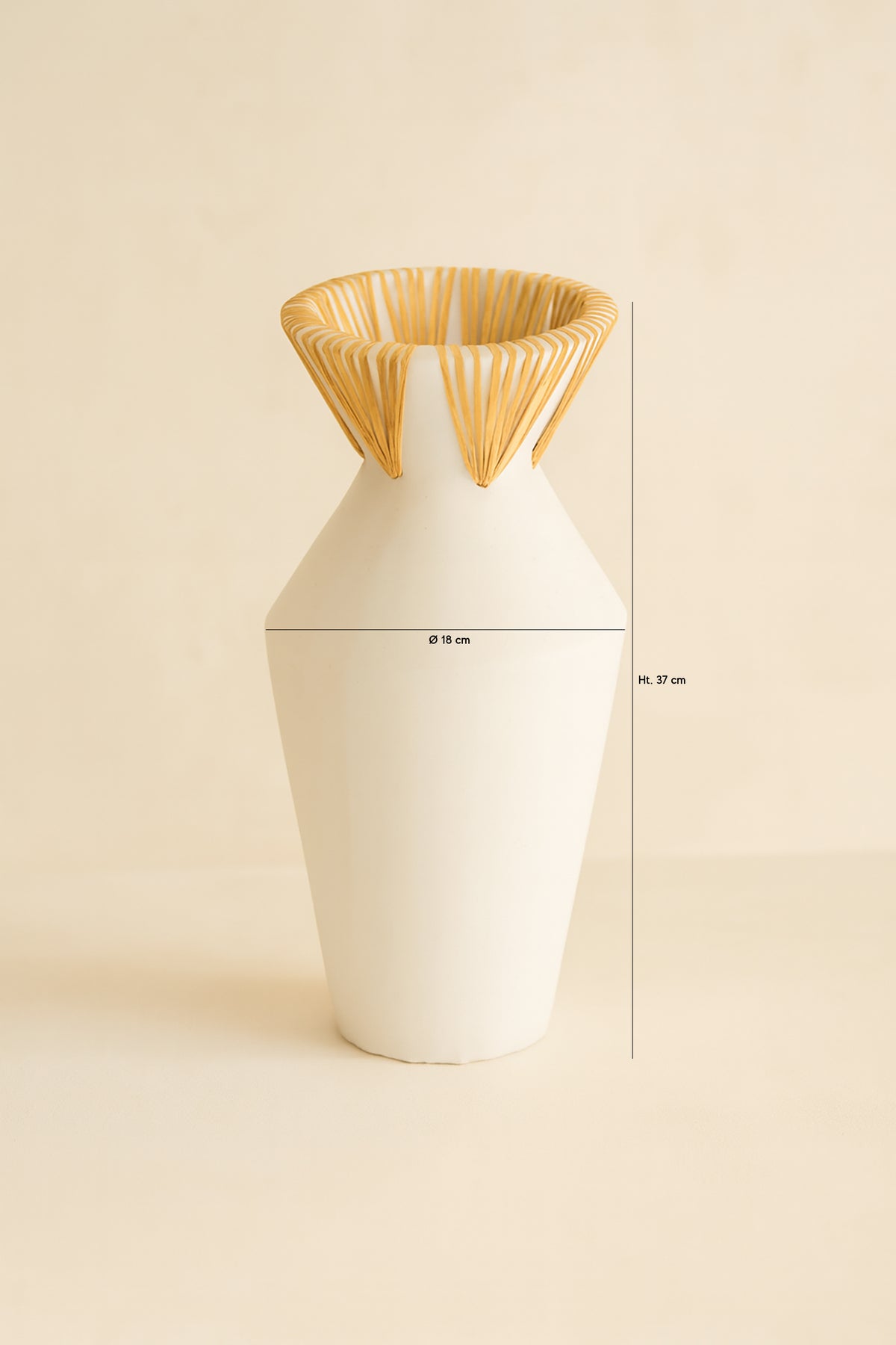 Dimensions Aya - Vase blanc avec col en rotin
