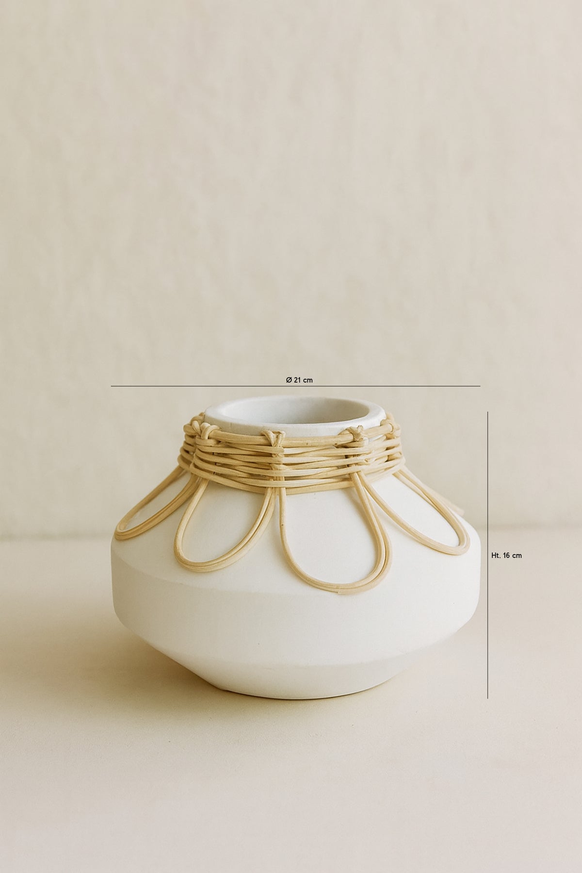 Dimensions Nour - Vase blanc avec col en rotin