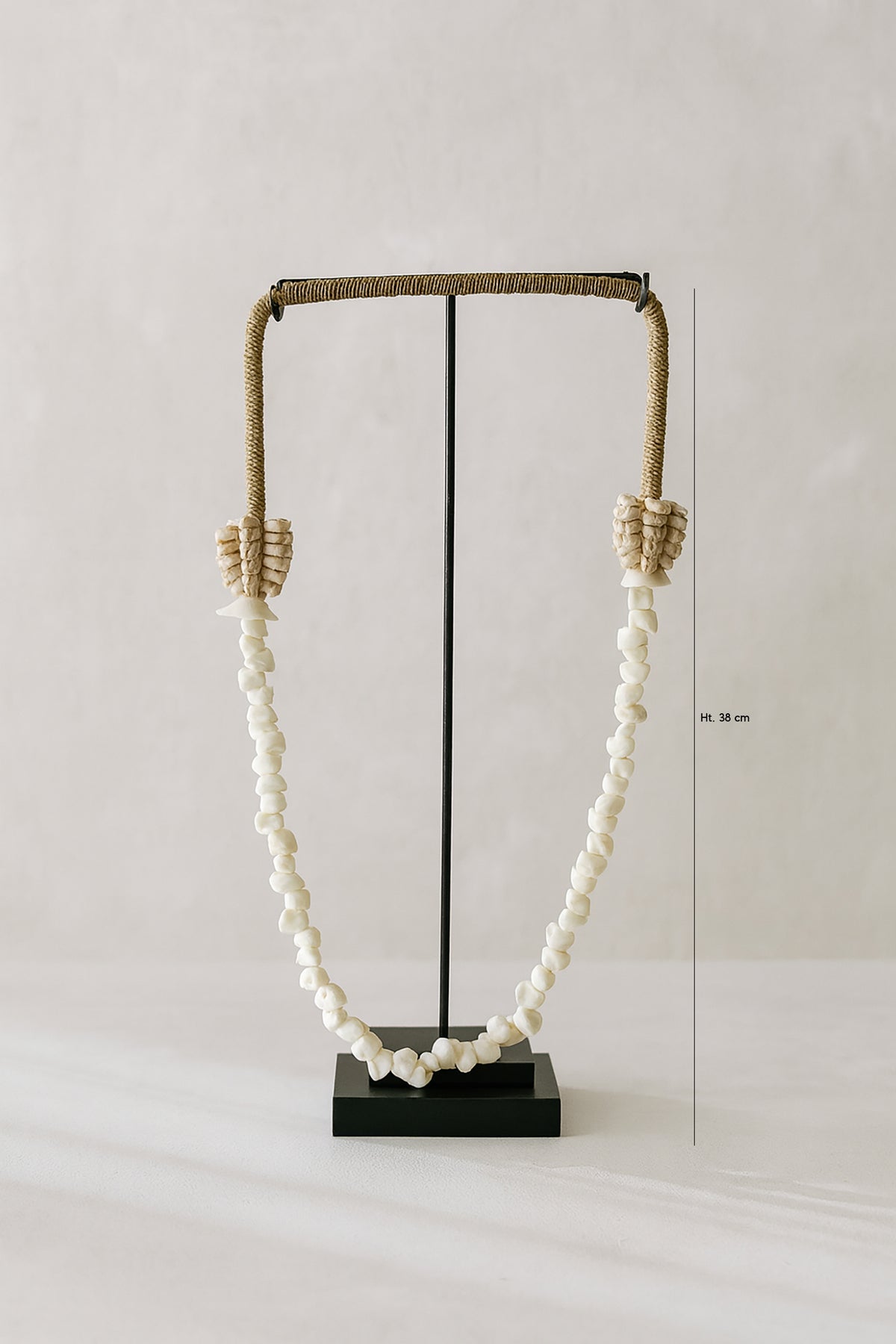 Dimensions Dao - Collier en coquillages sur socle