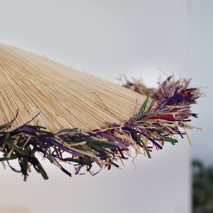 Suspension Belaga en raphia naturel coloré avec franges D 70 cm