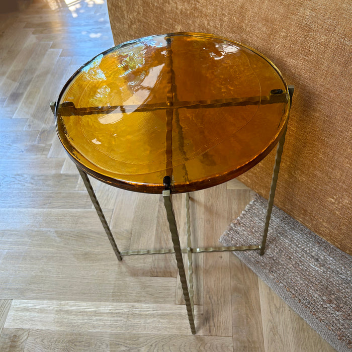 Table Belli en métal martelé doré et plateau en verre jaune