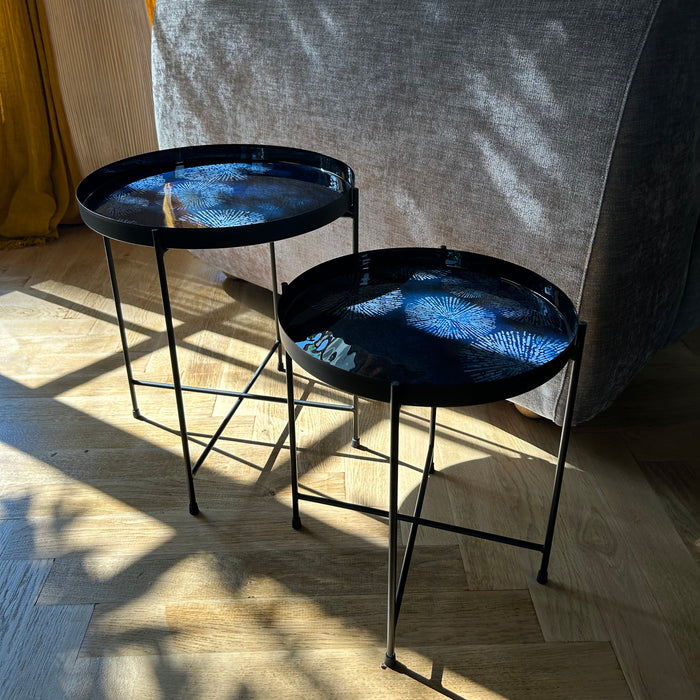 Set de 2 tables d'appoint GELA en métal avec plateau émaillé bleu