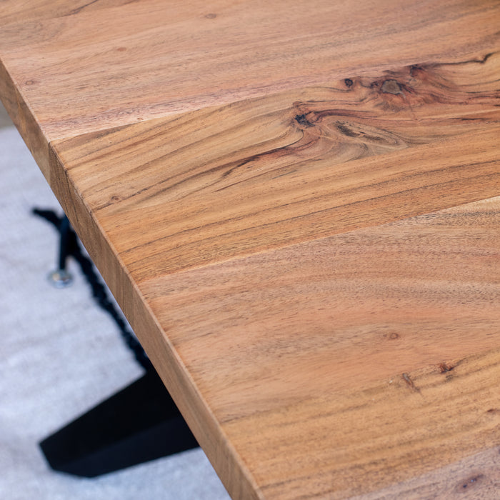 Table Hamer en bois d'acacia avec pieds en métal noir