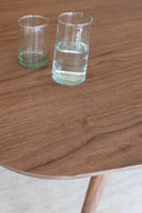 Ensemble table à manger rectangulaire 200x90cm en bois effet noyer Callao et 6 chaises en velours côtelé terracotta Riva