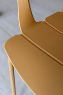 Montauk - Lot de 4 fauteuils de table intérieur en polypropylène et métal ocre