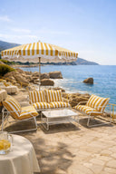 Luigi - Salon de jardin en acier blanc et tissu à rayures blanc et jaune bouton d'or avec table basse