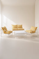 Luigi - Salon de jardin en acier blanc et tissu à rayures blanc et jaune bouton d'or avec table basse