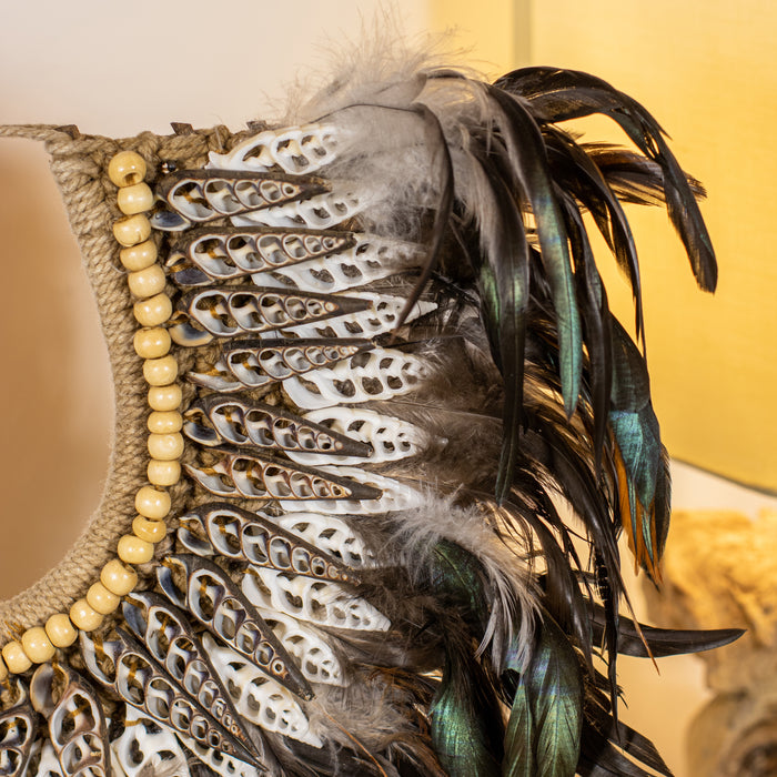 Collier Papua en plumes et coquillages noirs H 45 cm