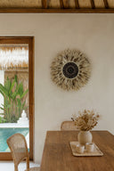 Kapau - Décoration en plumes de coq et coquillages