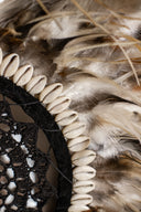 Kapau - Décoration en plumes de coq et coquillages