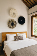 Kapau - Décoration en plumes de coq et coquillages