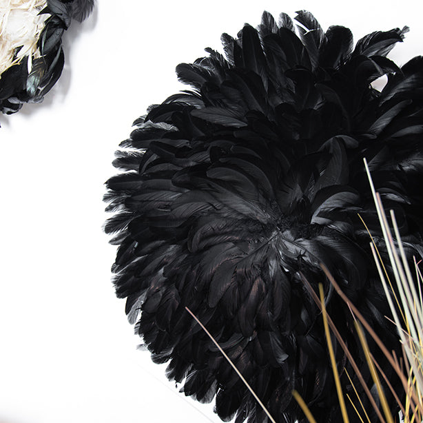 Décoration murale Plumet ronde en véritable plumes de coq noires