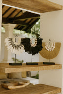 Maï - Collier en plumes noires et coquillages