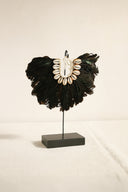 Maï - Collier en plumes noires et coquillages
