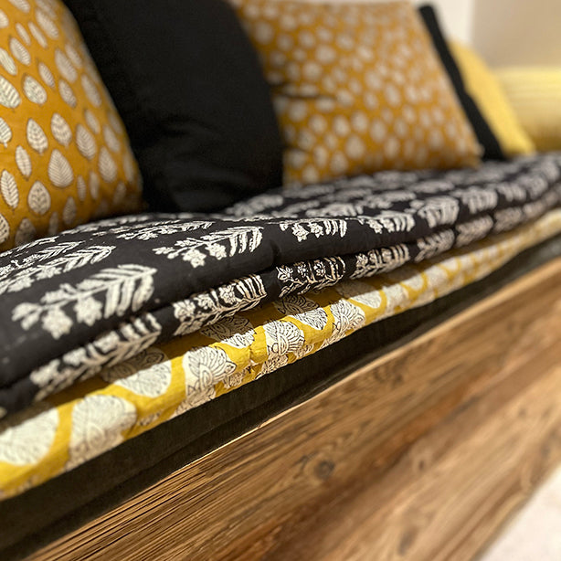 Sofa cover Diwa en coton de couleur noir à motif et pompons