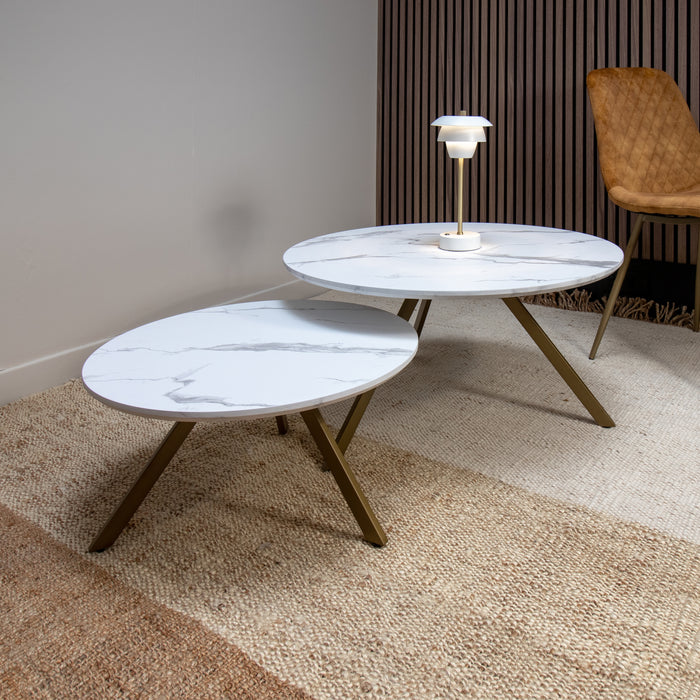 Set de 2 tables basses Hoxton effet marbre blanc et ses pieds en métal doré mat H 30 et 40 cm