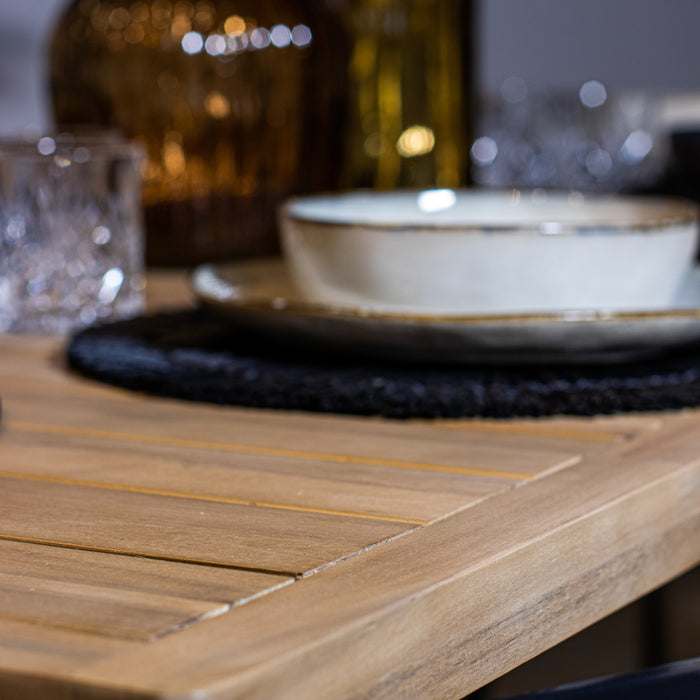 Table haute Saobrad en bois d'acacia et 4 tabourets en polypropylène noir