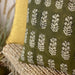 Coussin en coton vert kaki motifs imprimés à la main 40 x 40 cm